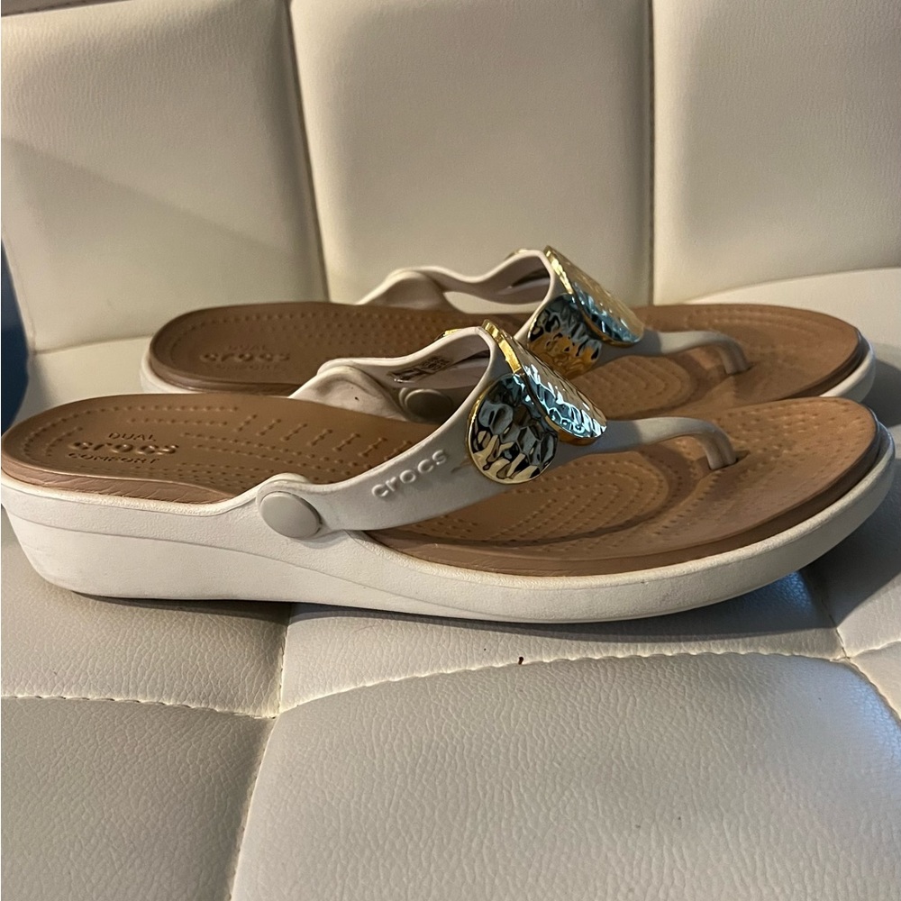CROCS Thong Sandal Cremew/Gold Size 8 Super cute/ comfy. Ready for Spring/Summer